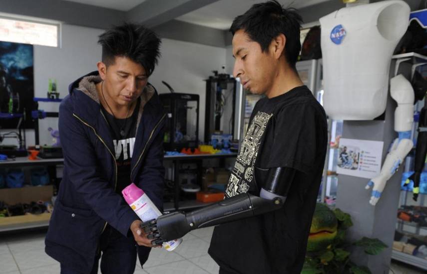 Roly Mamani, el juguetero que crea y regala prótesis 3D a mutilados pobres de Bolivia