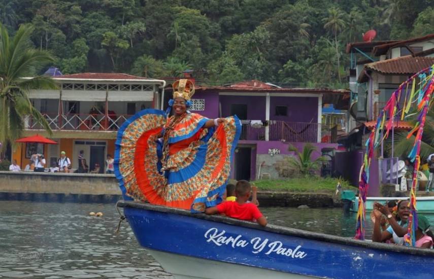 ML | Reina de sobre un bote en Portobelo, de Colón.
