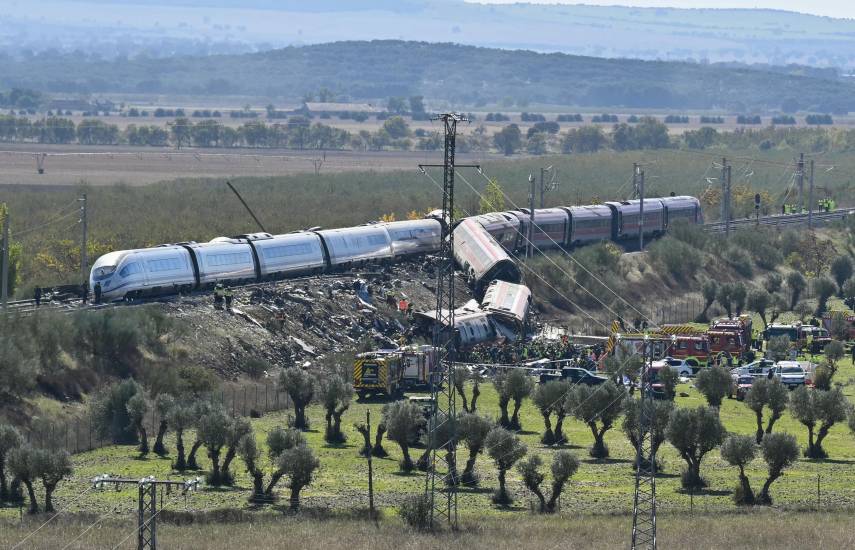 Al menos 64 muertos y 80 heridos por la colisión de dos trenes en España