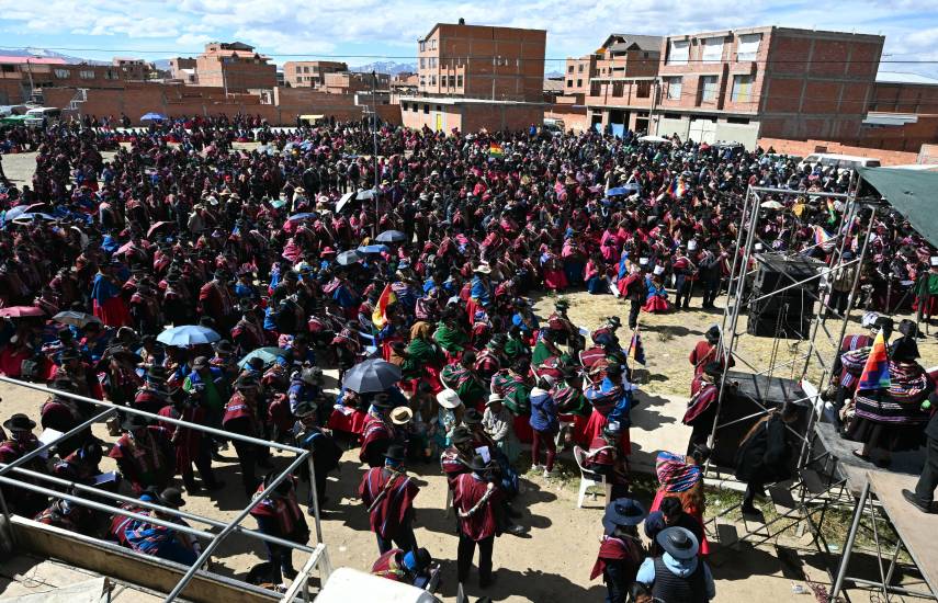 Bajo estado de excepción, militares y policías despejan vías bloqueadas en Bolivia