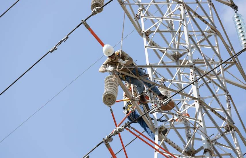 Respaldan reformas a ley que regula el sector eléctrico