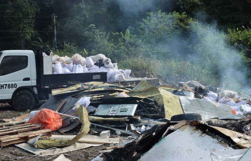 MiAmbiente aprehende a cinco personas y retienen dos camiones por quema ilegal de basura en Cerro Patacón