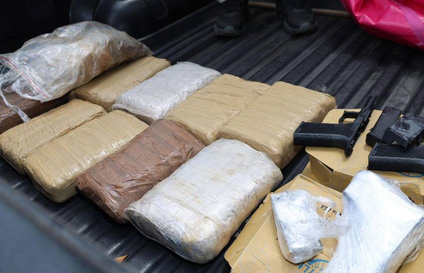 Incautan droga y armas tras persecución en Villa Lobos