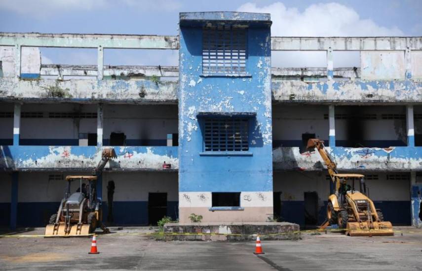ML | Demolición de la escuela República de Venezuela, en el corregimiento de Calidonia.