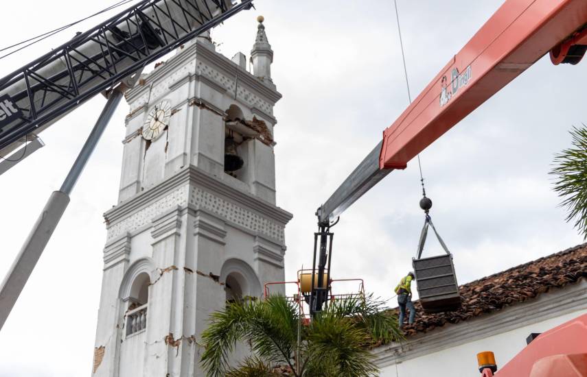 Avanzan las labores de estabilización y retiro de elementos en riesgo en la Iglesia San Atanasio de la Villa de Los Santos
