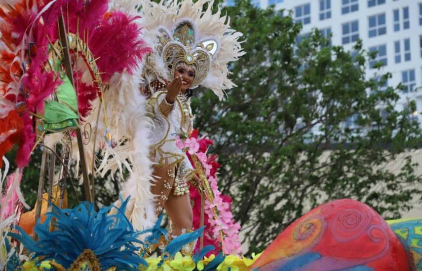 Carruajes de reinas llenaron de color la Cinta Costera