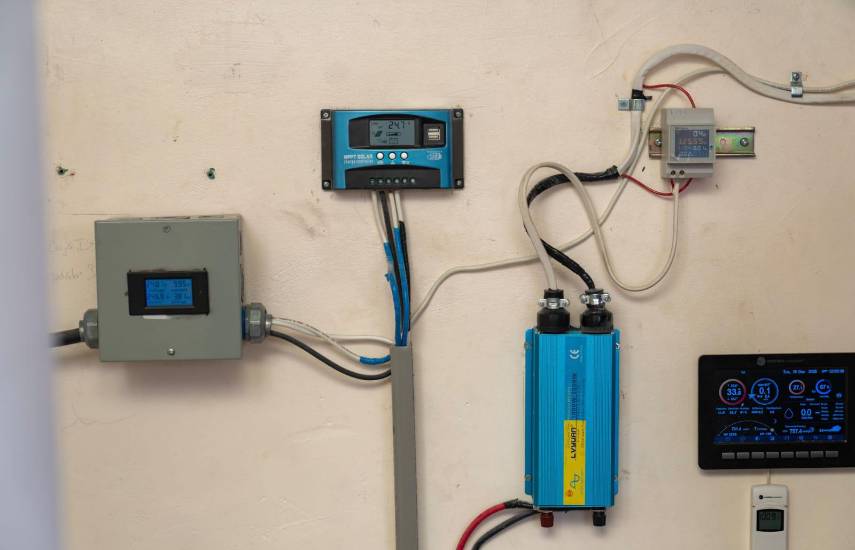 La UTP inaugura laboratorio de paneles solares fotovoltaicos y presenta guía práctica
