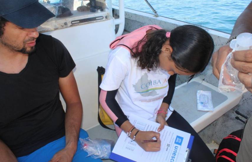 Niños y científicos de Coiba AIP colectan muestras para identificar ADN ambiental de peces