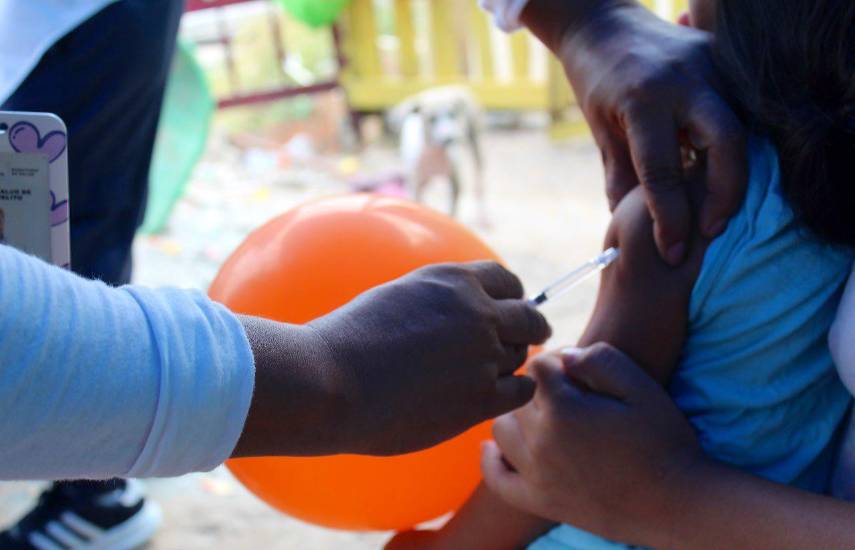 Panamá evalúa evidencia científica antes de decidir inclusión de la vacuna contra el dengue