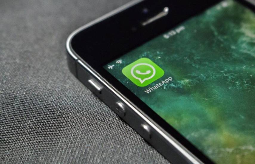WhatsApp planea introducir el asistente Meta AI en la barra de búsqueda
