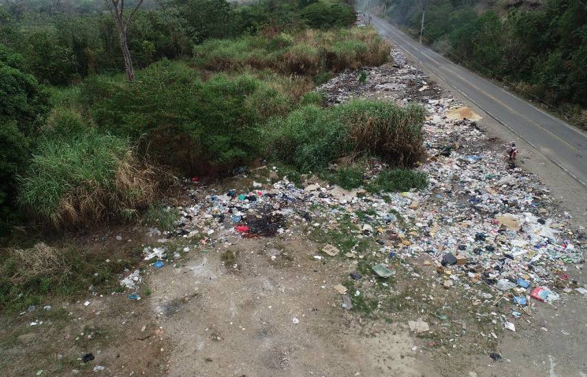 MiAmbiente | Vista aérea de un vertedero a orilla de calle en Panamá.