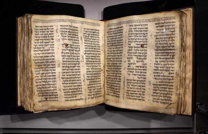 AFP | El Codex Sassoon, la edición más antigua y completa de la Biblia hebrea.