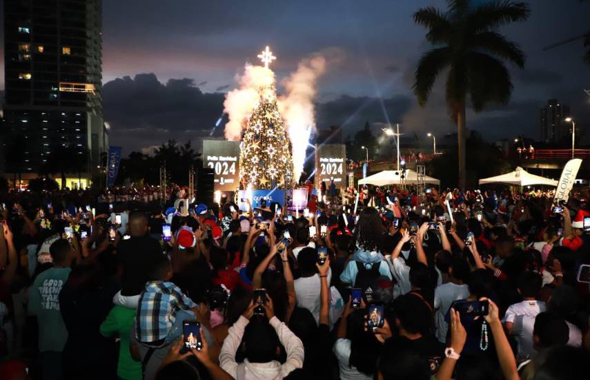 ML | Encendido del árbol de Navidad en 2024.