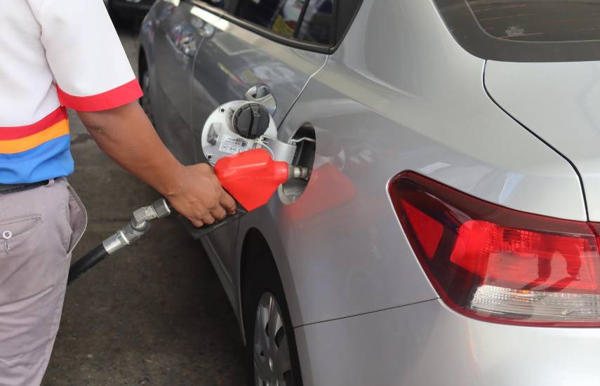 J. Andrade | El trabajador de una estación de combustible abasteciendo un vehículo de gasolina.