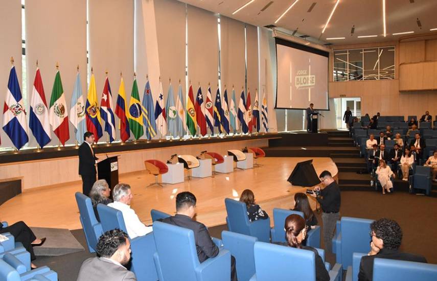 ML | Conferencias sobre reformas educativas.