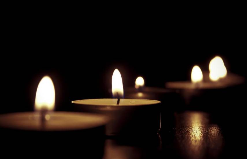 PIXABAY | Varias velas colocadas sobre una mesa para iluminar una habitación en la noche.