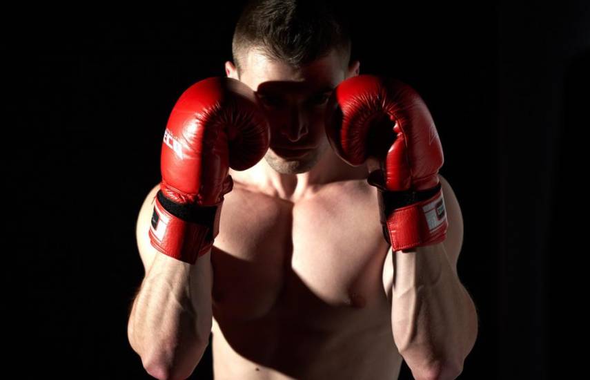 Pixabay | Foto ilustrativa de un boxeador con guantes rojos.