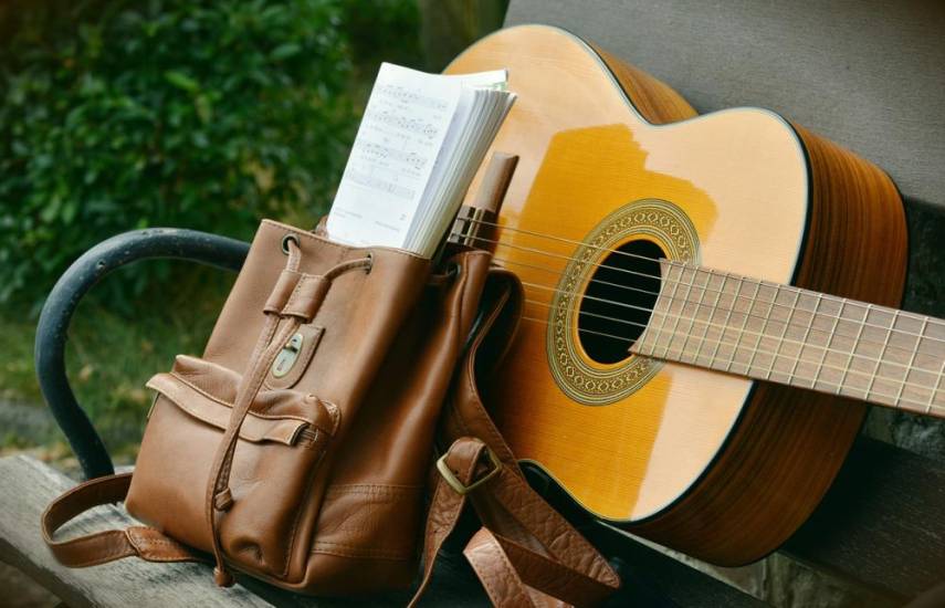 Pixabay | Una guitarra y partituras musicales.