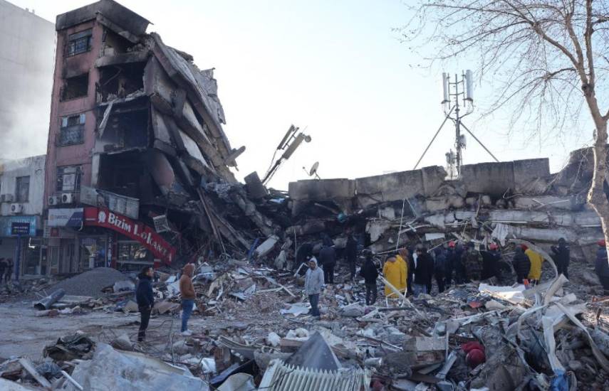 AFP | Edificio colapsado en Turquía. Globo: Ahmet Eyup Turkaslan.