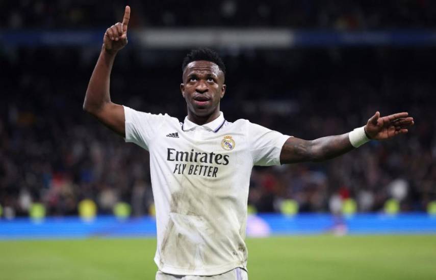 Aparece un muñeco con la camiseta de Vinicius colgado de un puente de Madrid