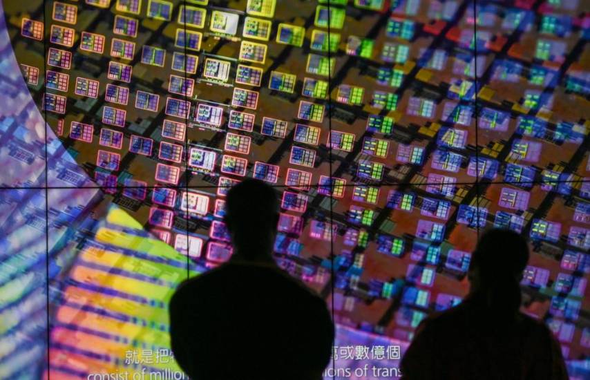AFP | Los visitantes observan una oblea que se muestra en las pantallas de la Taiwan Semiconductor Manufacturing Company.