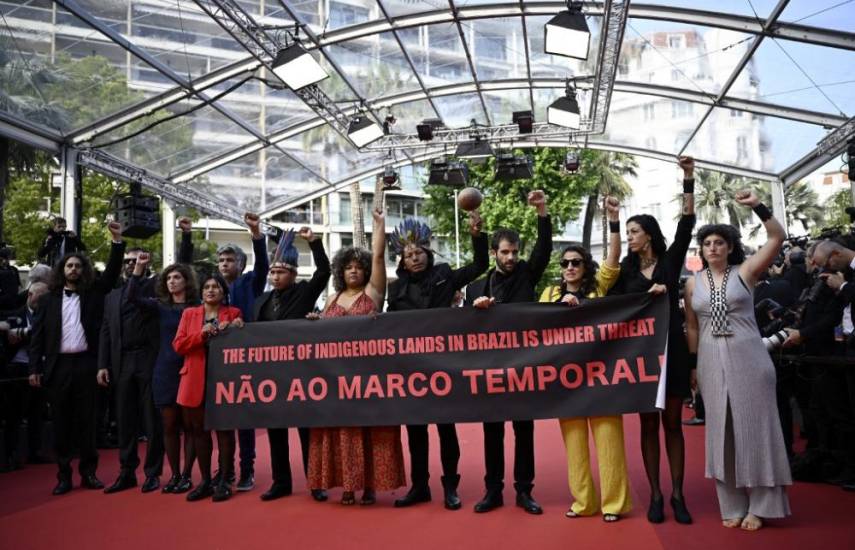 Protesta en Cannes para defender las tierras indígenas en Brasil