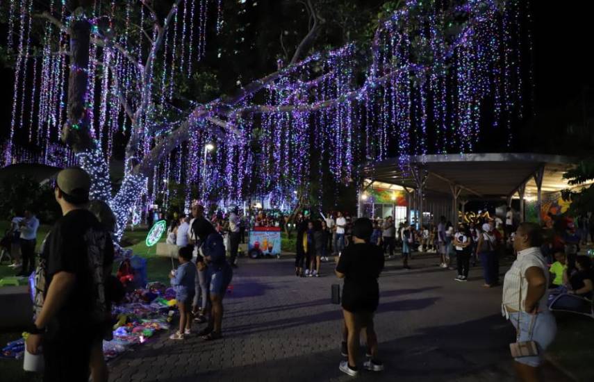 La ciudad de Panamá le da la bienvenida a la Navidad con el alumbrado de parques