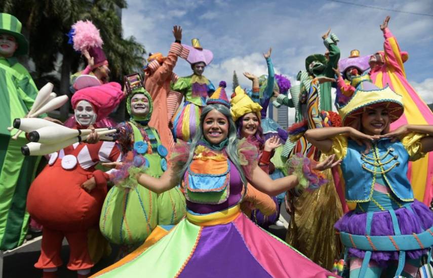 Desfile de seres mitológicos da inicio a fiestas patronales de El Salvador