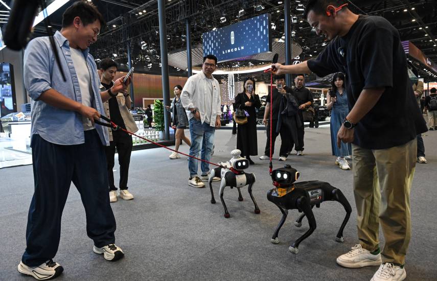 Los modelos eléctricos en el gigantesco salón del automóvil de Pekín