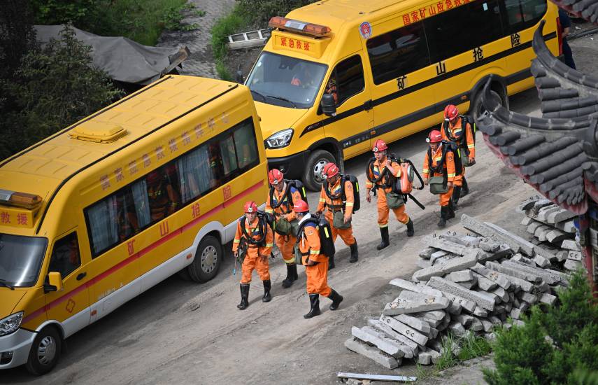 Rescatistas en China buscan a desaparecidos tras explosión en mina que deja 82 muertos