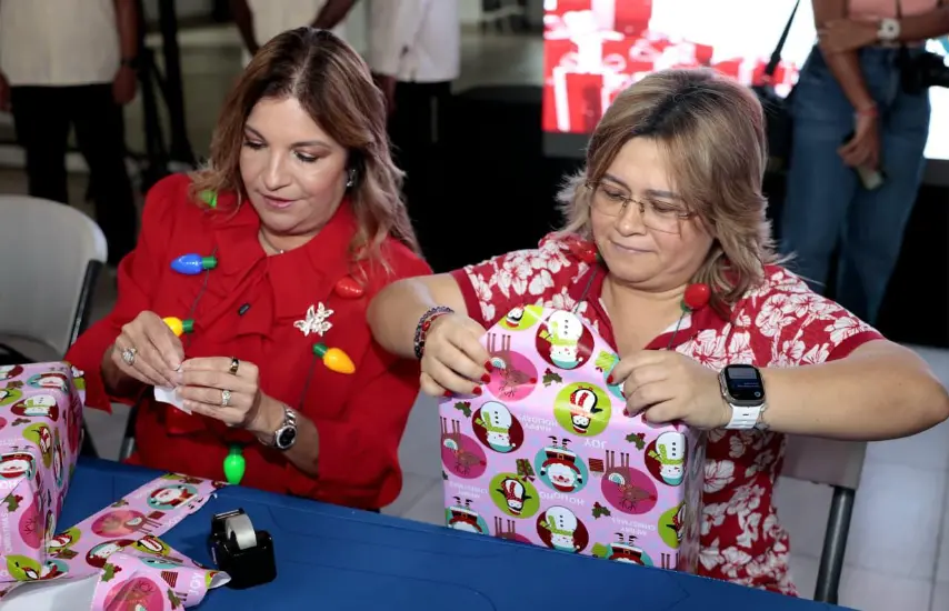 INADEH y Despacho de la Primera Dama realizan la Forratón 2025 para empacar 3,000 regalos navideños