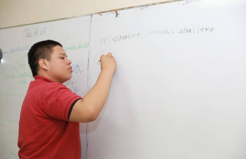 Joven de 15 años se convirtió en el alfabetizado 80 mil del programa “Muévete por Panamá”