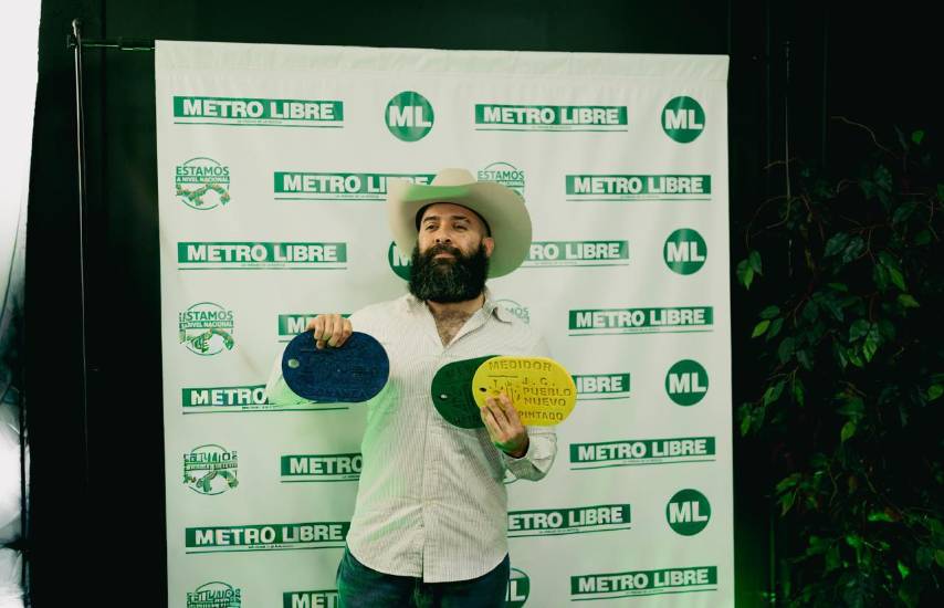 El edil, Luis Pérez impulsa la creación de tapas con material reciclado