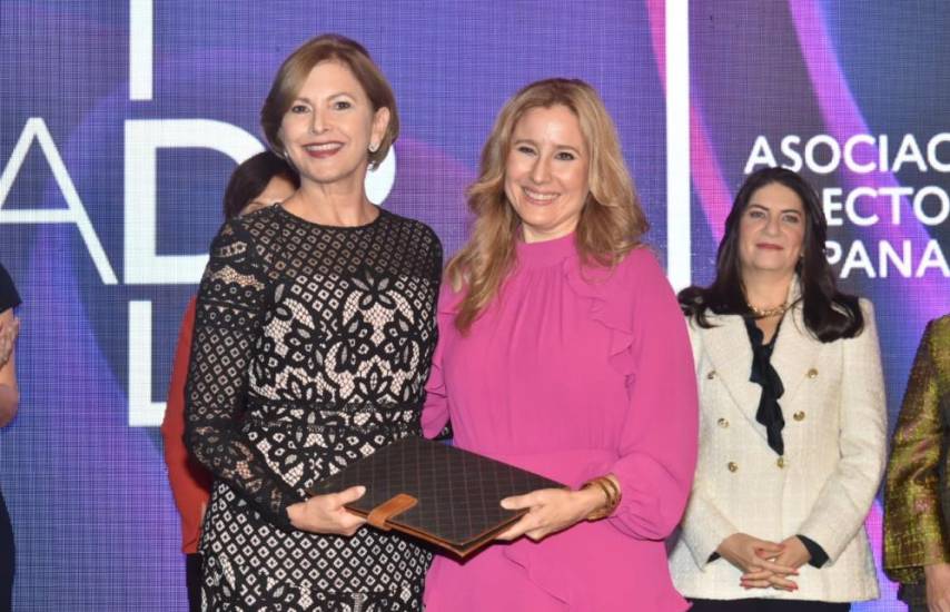 Ana Karina Smith toma posesión como presidenta de la Asociación de Directoras de Panamá