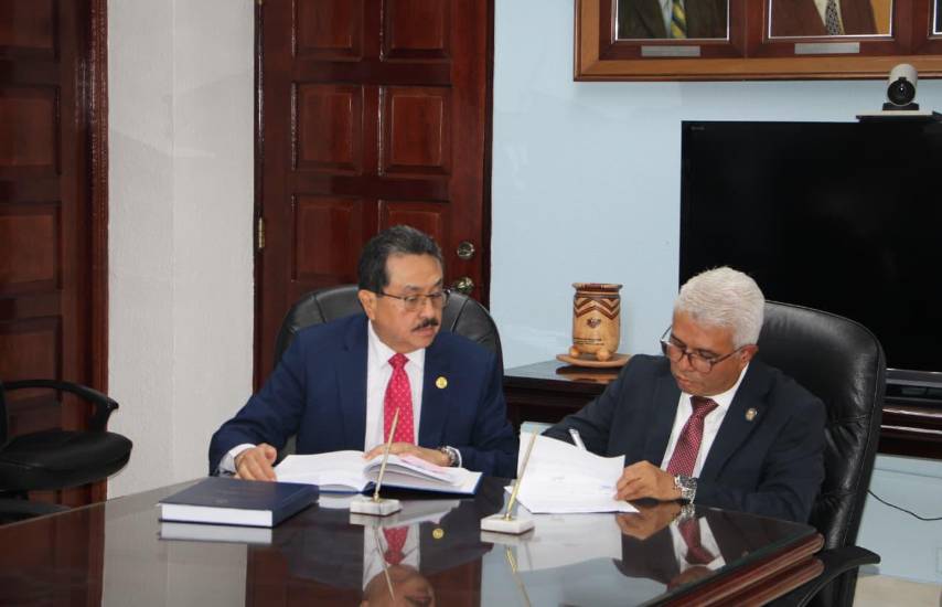 El Dr. Franklin De Gracia asume las riendas de la Facultad de Ciencias de la Educación