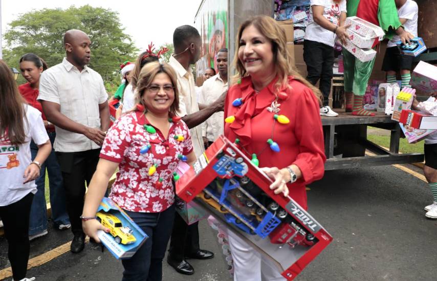 INADEH y Despacho de la Primera Dama realizan la Forratón 2025 para empacar 3,000 regalos navideños