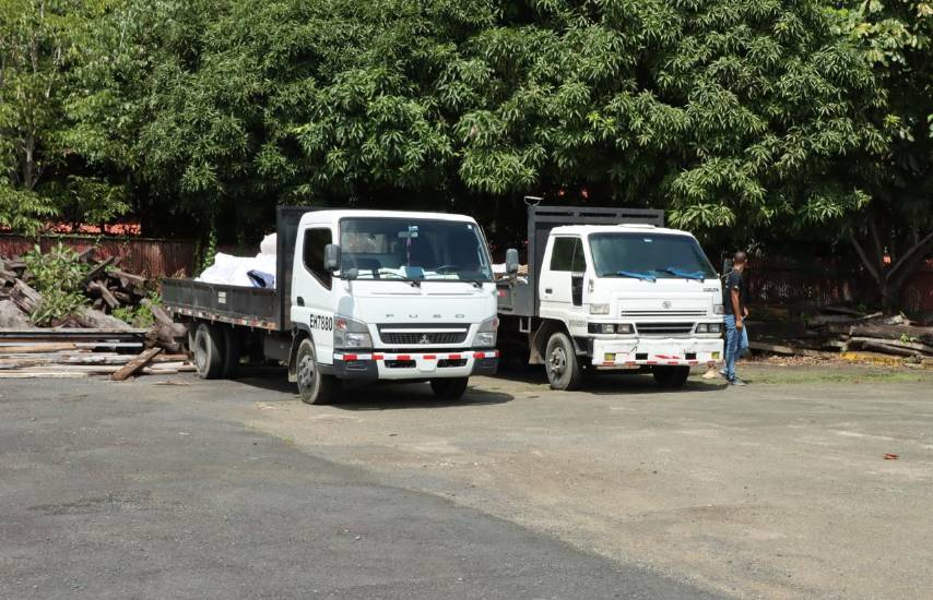 MiAmbiente aprehende a cinco personas y retienen dos camiones por quema ilegal de basura en Cerro Patacón