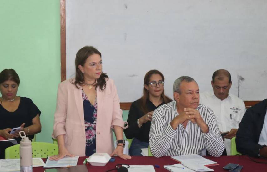 ML | Durante la reunión entre docentes y autoridades del Meduca.