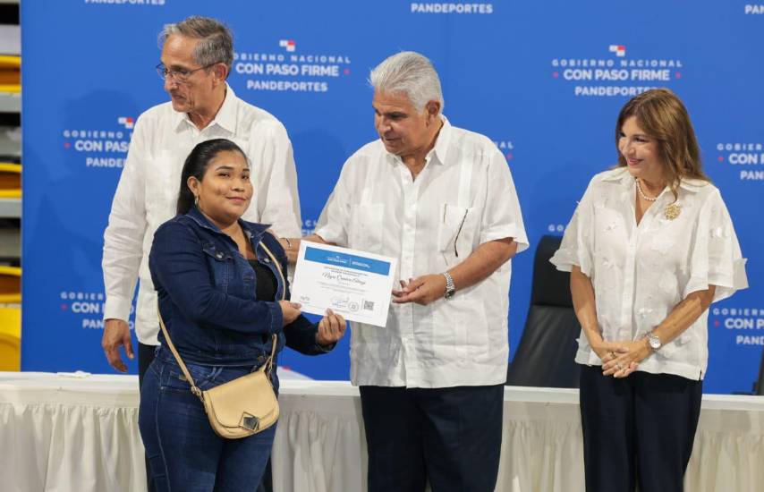 Mulino entregó 80 viviendas y 125 títulos de propiedad en Bocas del Toro
