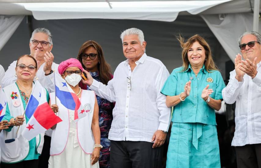 ML | El presidente José Raúl Mulino y la primera Dama durante el inicio de construcción del oncológico.