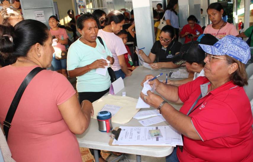 Cortesía | Personal del Minsa atendiendo a las personas.