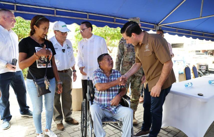 Embajador de EEUU en Panamá entregó donaciones de equipos médicos en Azuero