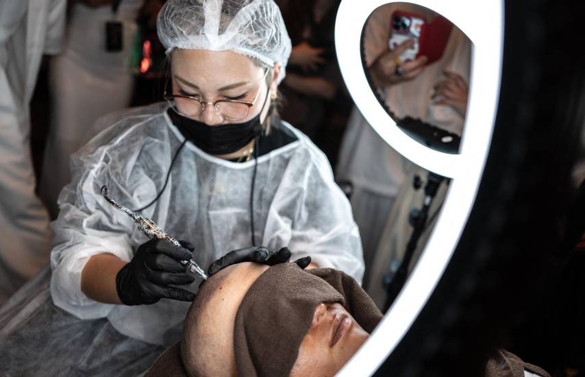 ¿Arte o medicina? El debate que divide a Japón sobre el tatuaje cosmético