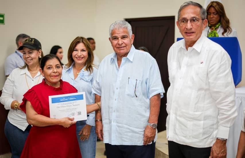 El presidente Mulino entregó 338 casas y 180 títulos de propiedad en Chiriquí