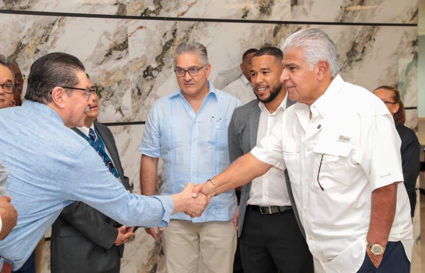Mulino visita hospital de Colón tras primera craneotomía realizada en la provincia