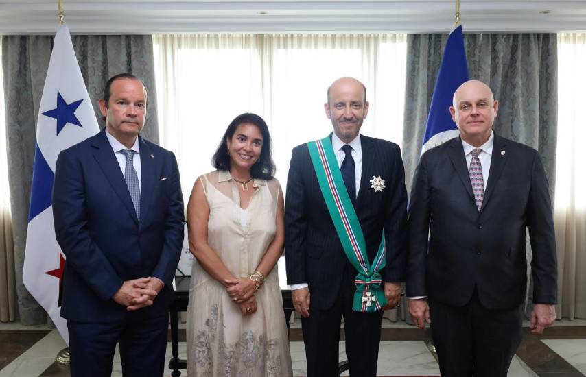 Panamá condecora a representante de la OEA con la Orden José de Fábrega