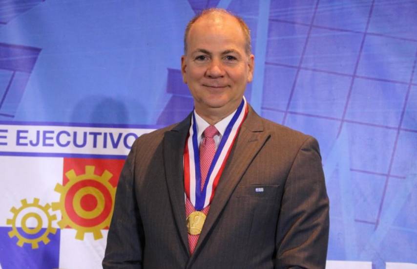 ML | Miguel Bolinaga, presidente de AES Panamá, recibe la medalla Medalla “Pedro Boyd Galindo” por parte de la APEDE.