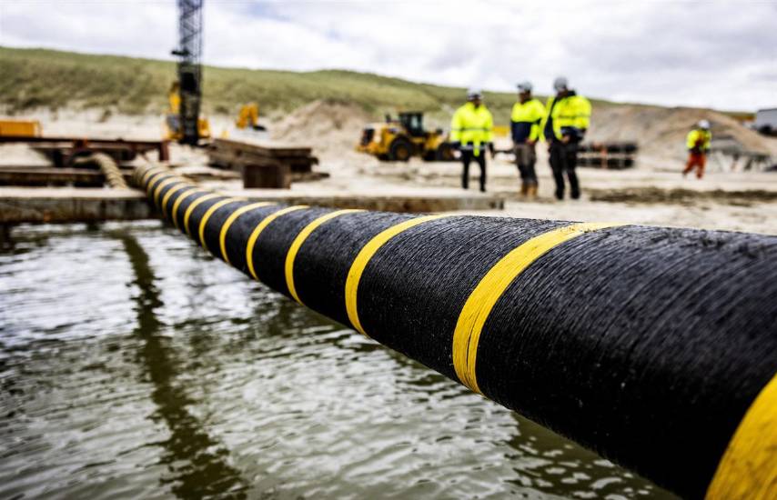 AFP | Un cable grueso que va por el fondo del mar. Sirve para llevar datos de internet entre diferentes países.