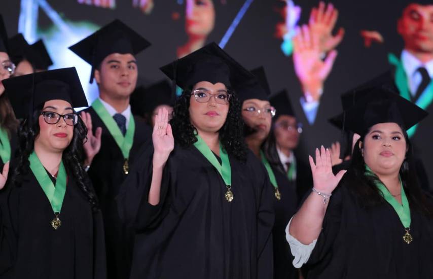 Universidad de Panamá entrega los diplomas de Doctor en Medicina a 83 miembros de la Promoción MED 18