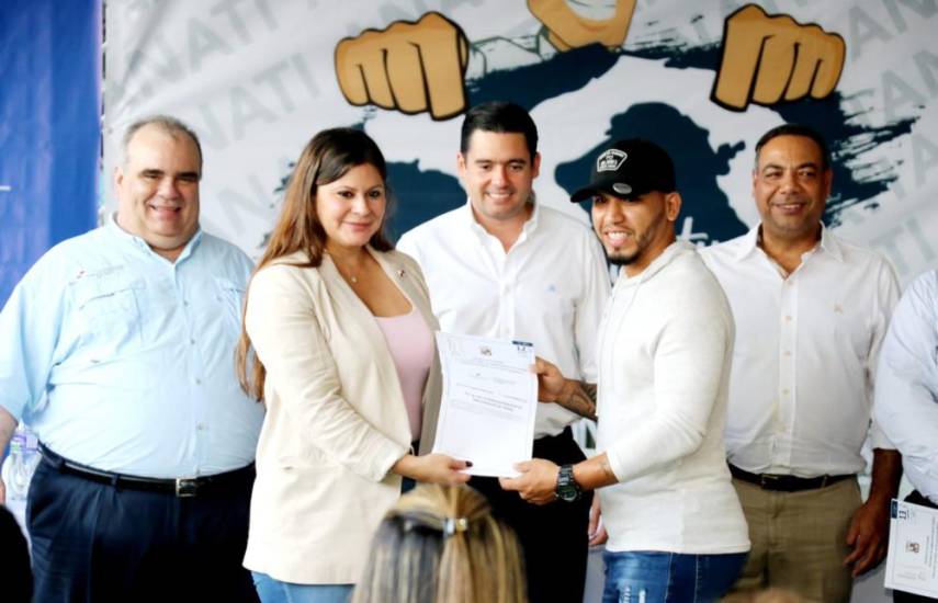 Vicepresidente Carrizo entrega títulos de propiedad a 28 familias de Boca La Caja